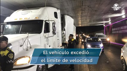 Tráiler cargado con jitomates se atora en puente de Viaducto y colapsa circulación