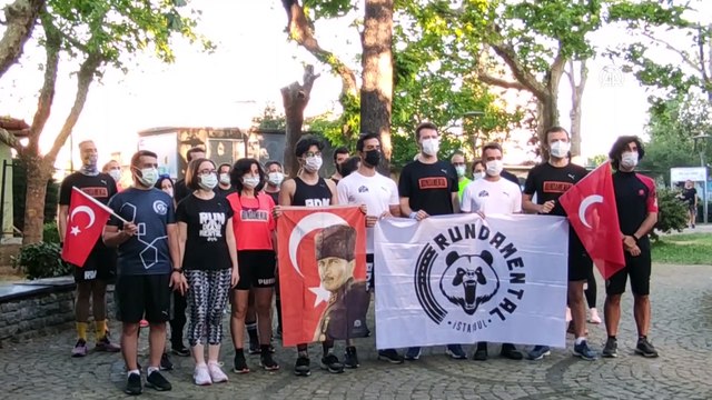 İSTANBUL - Vatandaşlar tüm yurtta saat 19.19'da okunan İstiklal Marşı'na eşlik etti