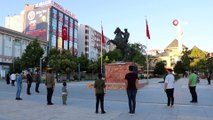 19:19'da Kırşehir'de hayat durdu, gençler Cacabey Meydanında İstiklal Marşı okudu