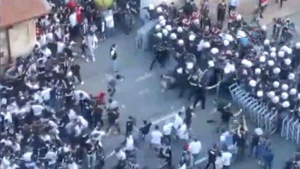 Download Video: Akaretler'de ortalık savaş alanına döndü! Beşiktaş taraftarı ile polis arasında büyük bir arbede yaşandı