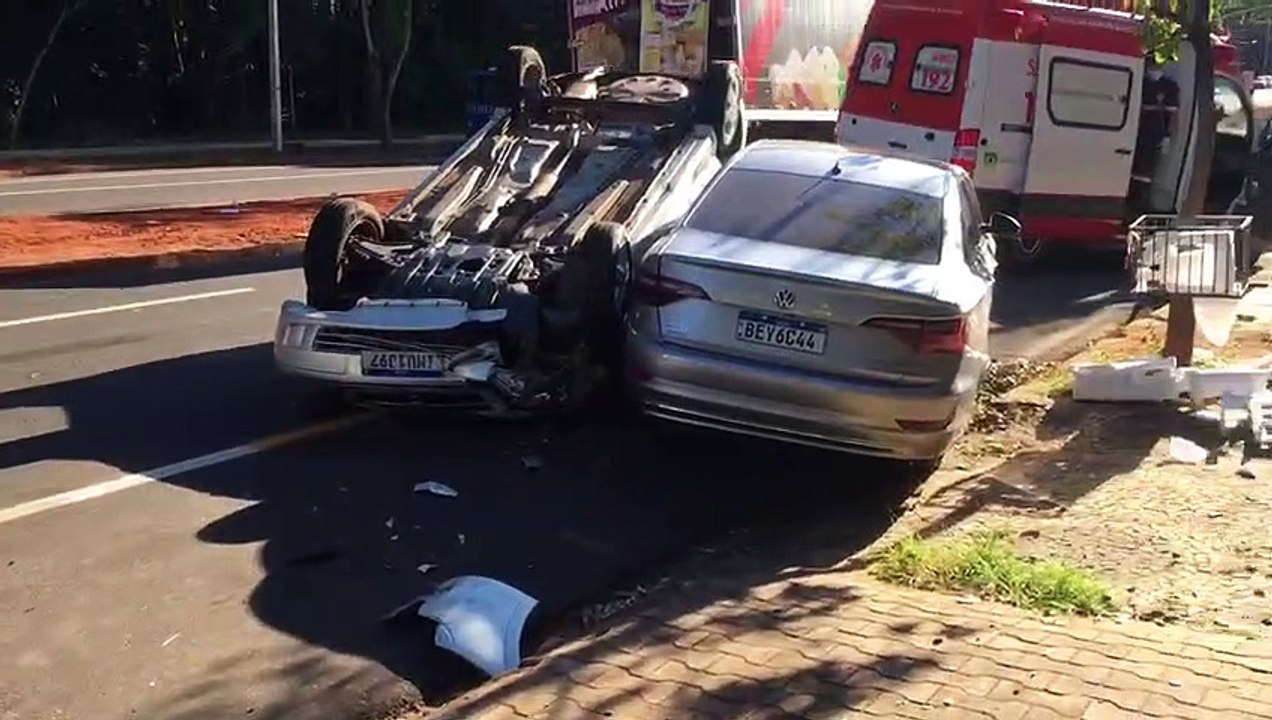 Carro fica com as quatro rodas para alto em acidente perto do Bosque do Índio