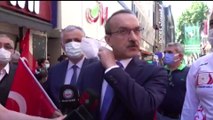 KOCAELİ - Kocaeli Valisi Seddar Yavuz, esnaf ve vatandaşlara Türk bayrağı hediye etti