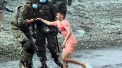 CEUTA - İspanyol güvenlik güçlerinden düzensiz göçmenlere müdahale