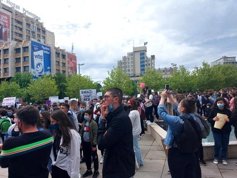 Son dakika haber... Kosova'da lise öğrencilerinden cinsel istismara karşı protesto