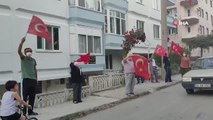 Kapanmada evlerinde sıkılan mahalle sakinlerinden harmandalı eşliğinde 19 Mayıs kutlaması