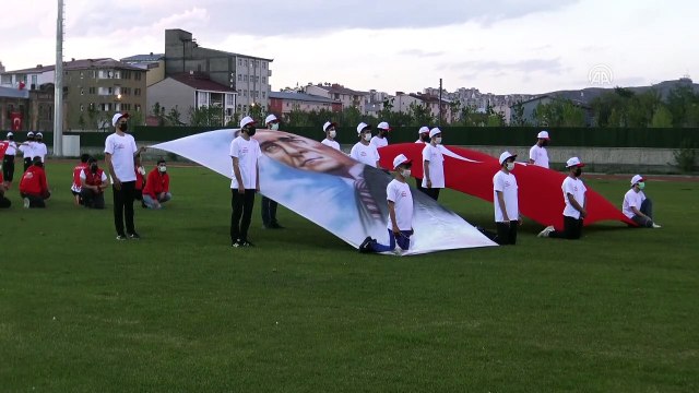 KARS - Doğu Anadolu'da saat 19.19'da İstiklal Marşı okundu