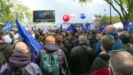 Des milliers de policiers manifestent devant l'Assemblée nationale