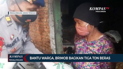 Brimob Bagikan Tiga Ton Beras, Bantu Warga di Tengah Pandemi