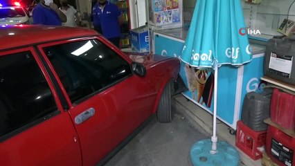 Otomobil markete girmek üzereyken son anda dolaba çarparak durdu...O anlar kamerada