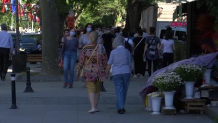 KADIKÖY'DE CADDE VE SAHİLLER DOLDU TAŞTI