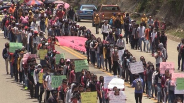 Cientos de mexicanos exigen liberación de 95 estudiantes detenidos en estado de Chiapas