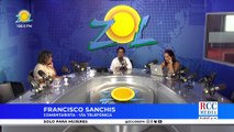 Francisco Sanchis recibe la felicitaciones de Zoila Luna en el día de su cumpleaños