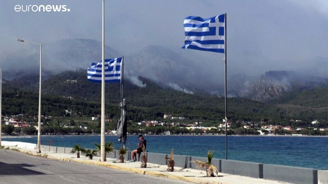 Ελλάδα: Εκτός ελέγχου η μεγάλη δασική πυρκαγιά στο Σχίνο Κορινθίας - Πολλές οι εστίες της φωτιάς