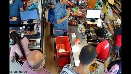 వెధవ రూల్‌.. మాస్క్‌ కోసం మాల్‌లో వైద్యుడి లొల్లి