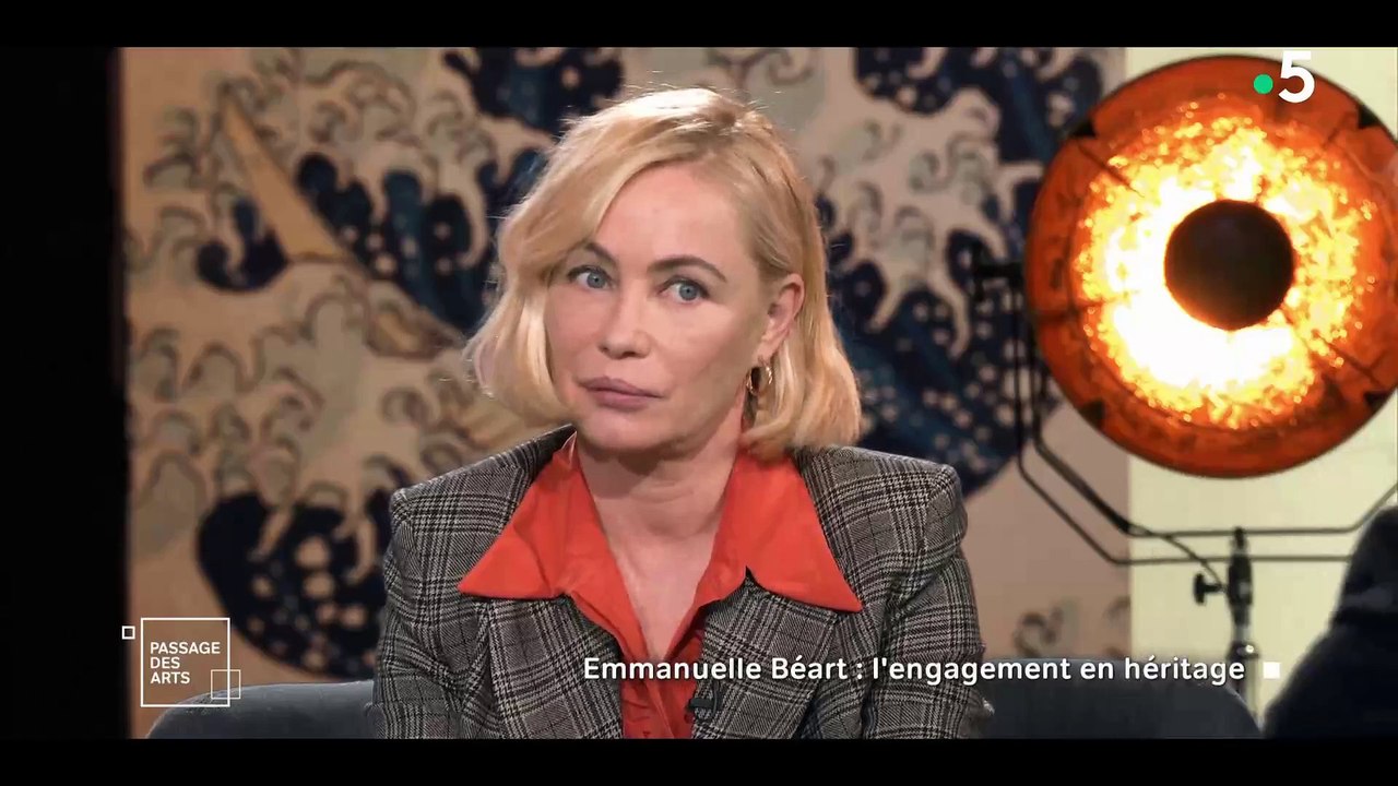 Emmanuelle Béart, invitée par Claire Chazal dans l'émission "Passage des Arts", sur France 5.