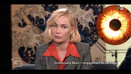 Emmanuelle Béart, invitée par Claire Chazal dans l'émission "Passage des Arts", sur France 5.