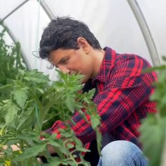 O Σάκης Ρουβάς στο θερμοκήπιό του