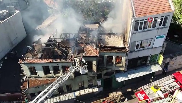 Süleymaniye Camii’nin yakınındaki metruk binada korkutan yangın