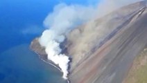 Forte eruzione a Stromboli, una colata di lava verso il mare (20.05.21)