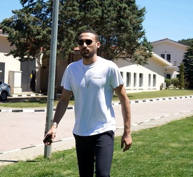 Cenk Tosun'dan futbolu Beşiktaş'ta bırakma cevabı: Burası benim evim. Neden olmasın?