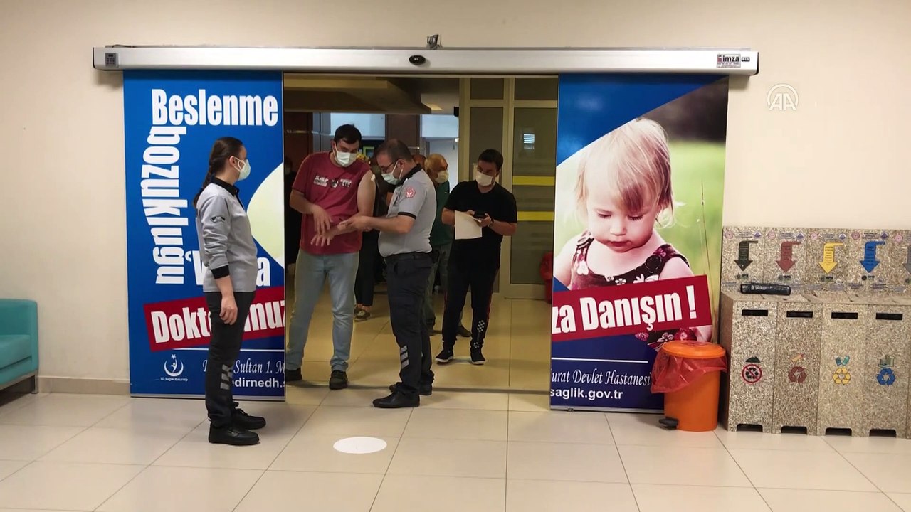 EDİRNE - Trakya'da 40 yaş üstü öğretmen ve okul çalışanlarına Kovid-19 aşısı yapılmaya başlandı