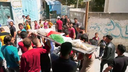 Скачать видео: فلسطينيون يشيعون طفلة قتلت في غارة إسرائيلية على قطاع غزة