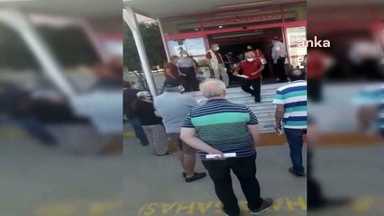 Her 10 dakikada 50 yurttaşa aşı randevusu verildi, sosyal mesafe kalmadı