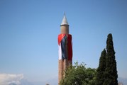 Antalya Kudüs Platformu üyeleri tarihi minareye Türk ve Filistin bayrağı astı