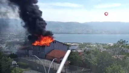 2 katlı binanın çatısı alevlere teslim oldu