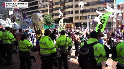 Download Video: Colombia: clashes between protesters and riot police in Medellin