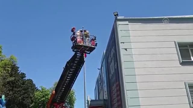 Son dakika haberi | Bakırköy'de bir okulun duvarından 50 kilo bal çıkarıldı Bakırköy,BAL,İtfaiye,okul,