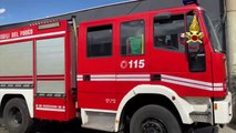 Puglia: incendio in una azienda di traslochi nel barese. Distrutti diversi veicoli. Indaga la Polizia - VIDEO
