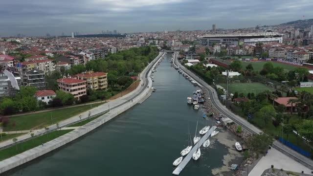 Kurbağalıdere'de görülen deniz salyası, çevre kirliliği ve kokuya neden oluyor