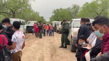 Inmigrantes rumanos cruzan la frontera de Estados Unidos