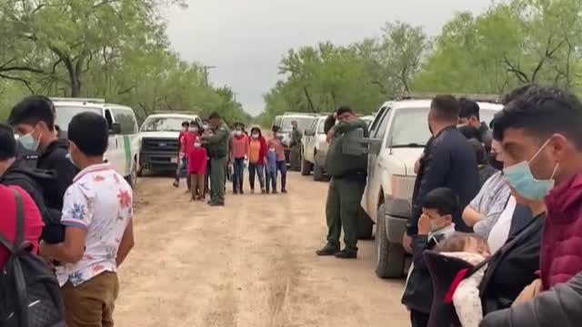 Inmigrantes rumanos cruzan la frontera de Estados Unidos