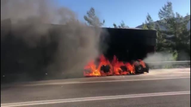 Son dakika haberleri! Lastiği patlayan tırda çıkan yangın söndürüldü