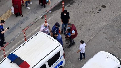 Çocuğunu dilendiren kadın, polise ayakkabıyla vurarak direndi