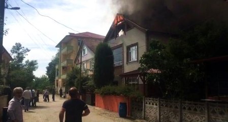 Sakarya'da evin çatısı alev alev yandı