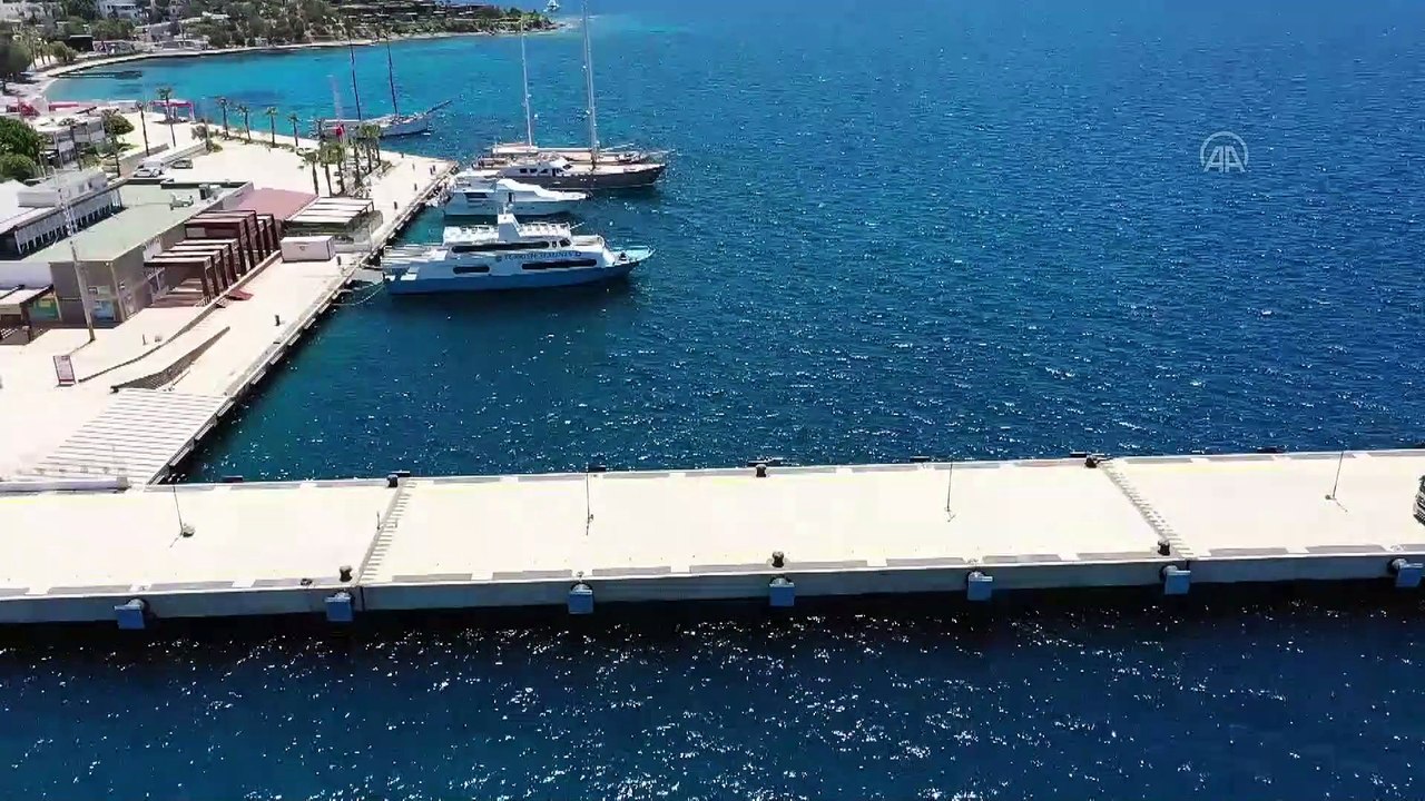 MUĞLA - Bodrum'a gelen 'Dream' isimli lüks yat yakıt ikmali için limana yanaştırıldı