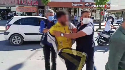 Çöpteki yiyecekleri yiyerek duygu sömürüsü yapan şahıs ekiplere zor anlar yaşattı