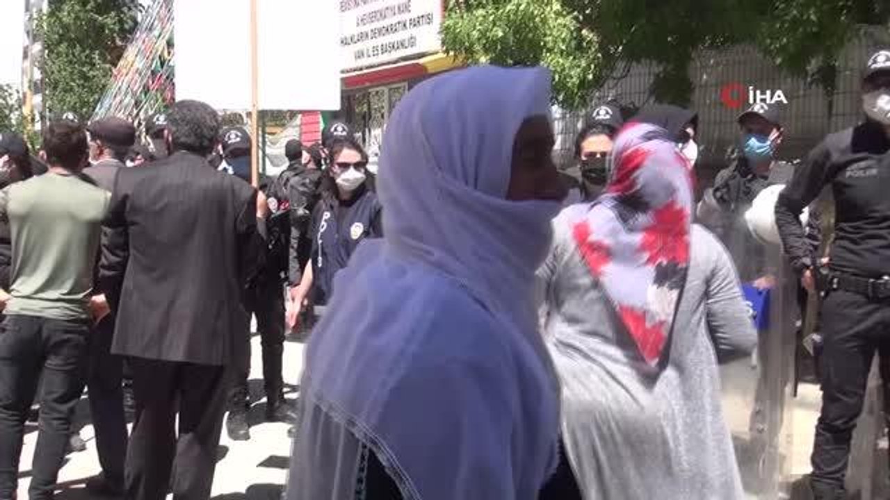 Annelerin gözyaşlarına müziğin sesini açarak cevap verdiler