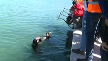 BİTLİS - Van Gölü'nde temizlik yapan dalgıçlar sudan oturma bankları çıkardı