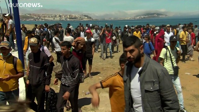 Migrantes marroquíes esperan en la frontera otra oportunidad