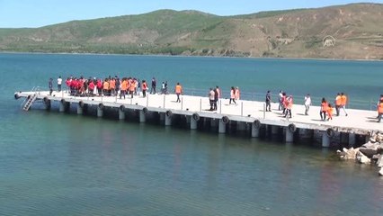 Van Gölü'nde temizlik yapan dalgıçlar sudan oturma bankları çıkardı