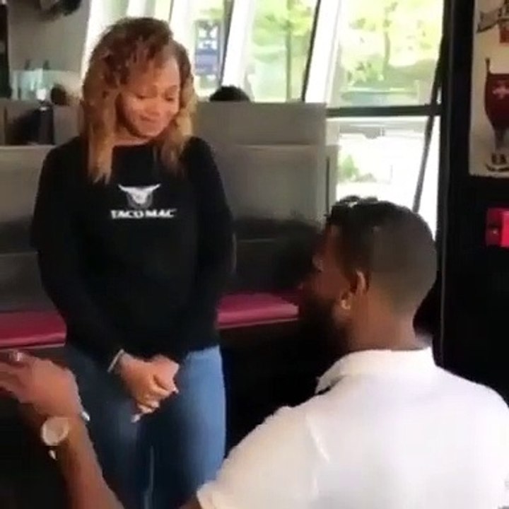 Elle croit à une demande en mariage... Raté. Copine infidèle prise en flag