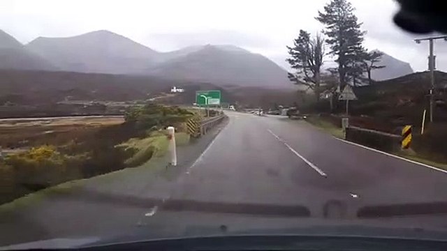 Cet automobiliste croises une voiture à contre-sens (Ecosse)... Probablement un français