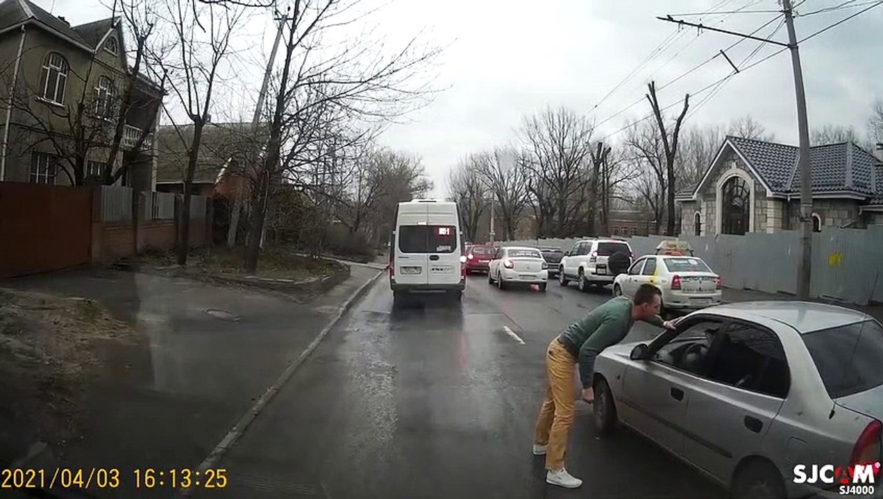 2 conducteurs sortent de leur voiture pour en venir aux mains... enfin presque. Ridicule