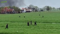 Images surréalistes de policiers poursuivant des braqueurs qui venaient de braquer un fourgon blindé contenant 50M d'euros (Pays-Bas)