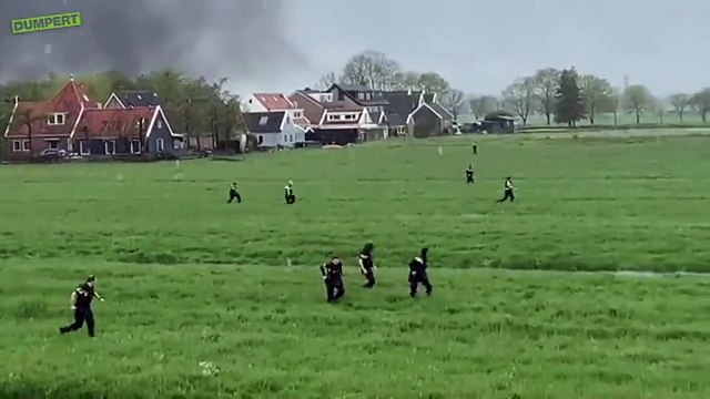 Images surréalistes de policiers poursuivant des braqueurs qui venaient de braquer un fourgon blindé contenant 50M d'euros (Pays-Bas)