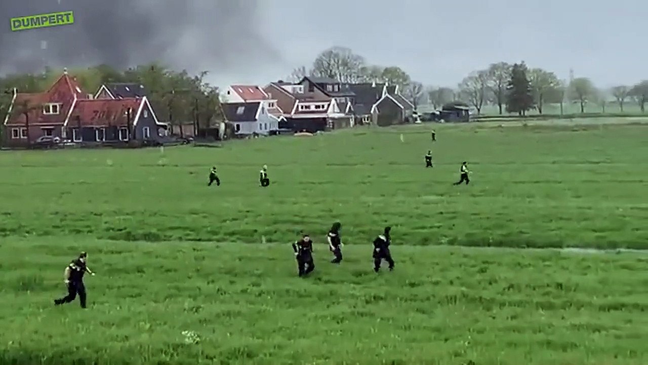 Images surréalistes de policiers poursuivant des braqueurs qui venaient de braquer un fourgon blindé contenant 50M d'euros (Pays-Bas)